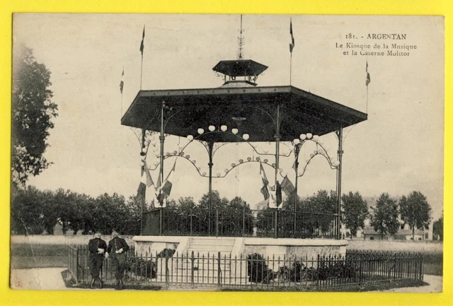 cpa FRANCE 61 - ARGENTAN (Orne) Le KIOSQUE de MUSIQUE Caserne Molitor Militaires