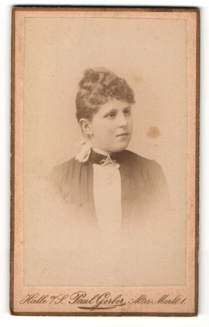Fotografie Paul Gerber, Halle a/S, Portrait junge Dame mit zusammengebundenem H