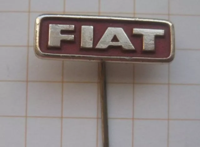 FIAT / SCHRIFTZUG ........  ältere-Anstecknadel / kein-Pin (2/2)