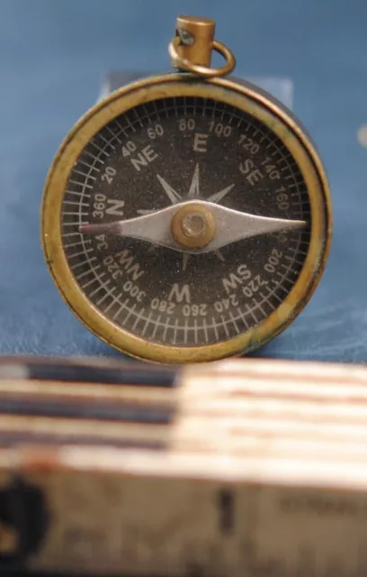 Vintage Kompass Anhänger Fob MESSING GEHÄUSE RING TOP 1920er MESSING...