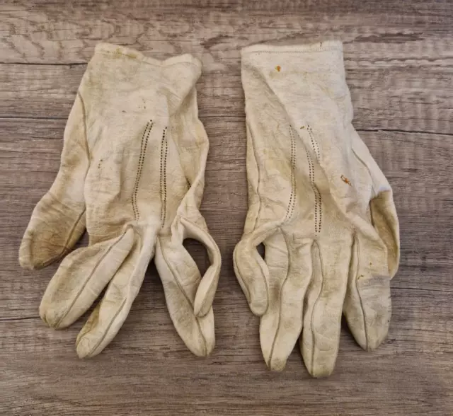 Ein Paar Lederhandschuhe, um die 1920er/1930er Jahre, erhebliche Gebrauchsspuren