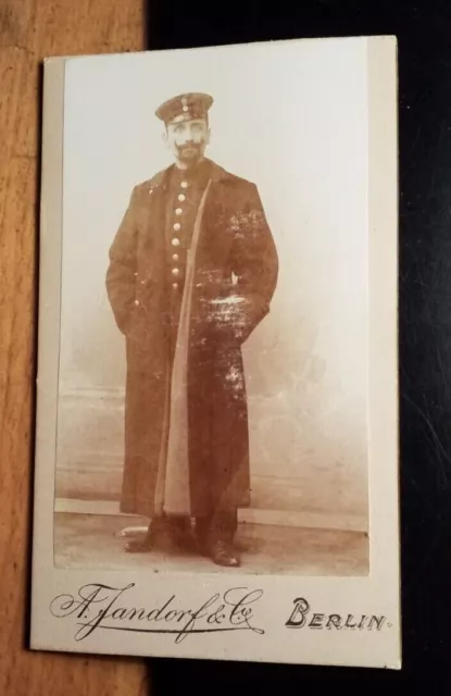 stehender Soldat mit Bart in Uniform Mantel Mütze / CDV A. Jandorf & Co. Berlin