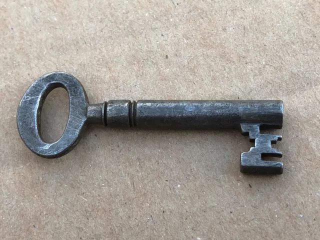 edwardian steel long shank key !  hollow bore . ref 12