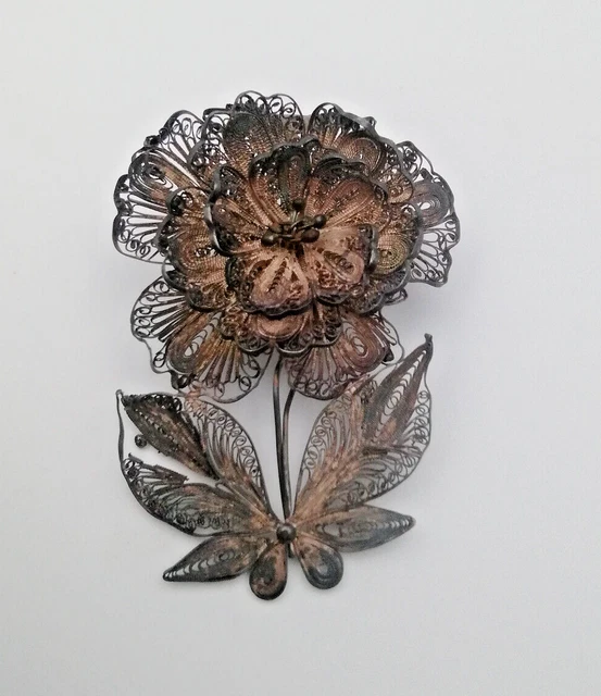 Ancienne broche en argent filigrane.