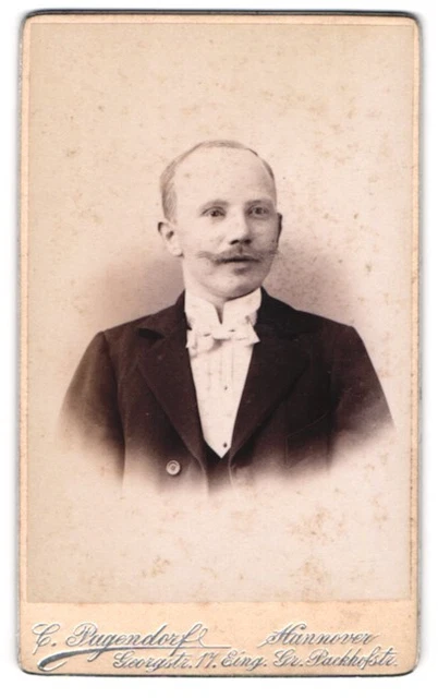 Fotografie C. Pagendorf, Hannover, Georgstr. 17, Portrait stattlicher junger Ma