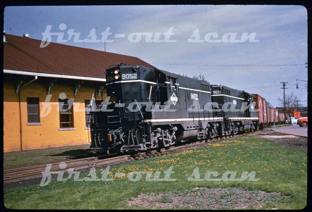 D DUPLICATE SLIDE - Illiinois Central IC 9052 GP-9 Action on Local Freight