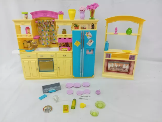 Mattel Barbie 2002 Living in style kitchen and bookcase with accessories