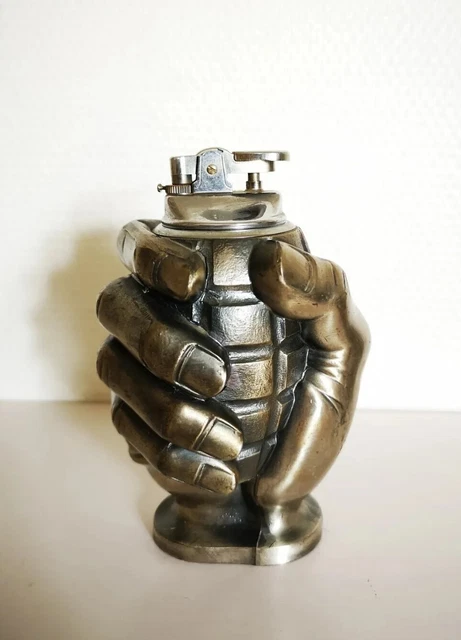 Vintage Très Joli Briquet de Table Main tenant une Grenade à Gaz Fonctionne TBE