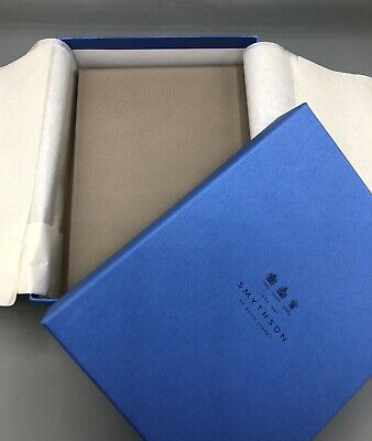 Libro de visitas SMYTHSON, cuero gris paloma, precio de venta sugerido por el fabricante: £195! Nuevo con caja