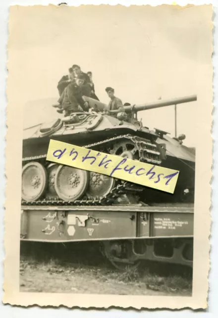 Foto - 1 :  Panzer vom Typ VK 2001 / 2 mit Schachtellaufwerk auf Eisenbahn  2.WK