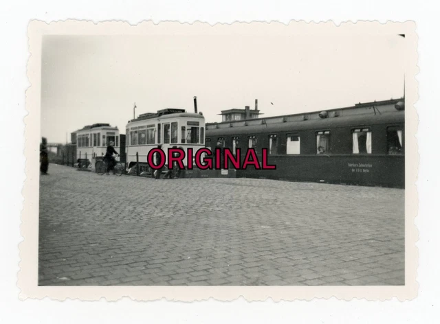 Orig Foto 50er Straßenbahn auf Eisenbahn Güterwagen neben Medizin Zug aus Berlin
