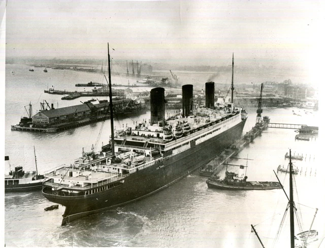 Parson Cunard archive press photo Cunard Liner RMS BERENGARIA entering Dry Dock
