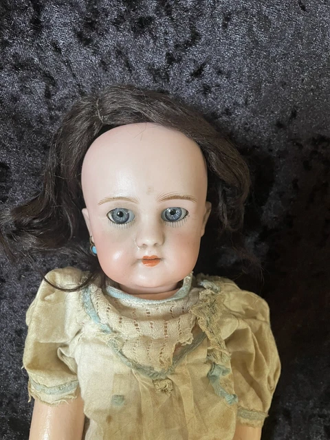 ancienne petite poupée noire Simon Halbig avec male et trousseau no