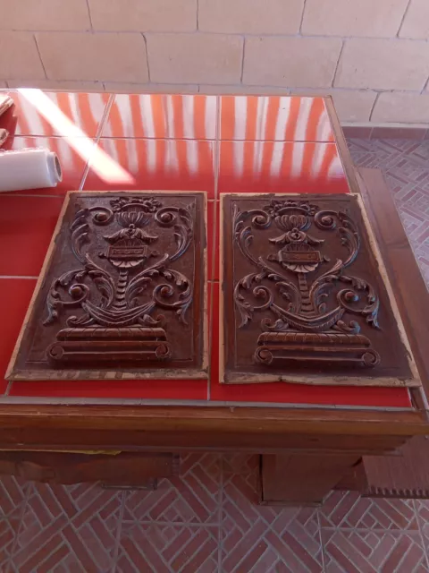 Lotto Di 2 Pannelli In Legno, Interamente Intagliati A Mano, Epoca 800. (5-M)