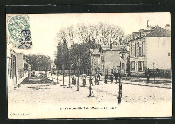 CPA Franconville-Saint-Marc, La Place, vue de la rue avec des enfants