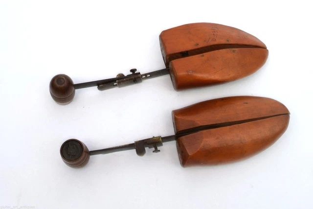 Paire De Formes à Chaussures Anciennes En Bois Et Métal, Outil De Cordonnier, France