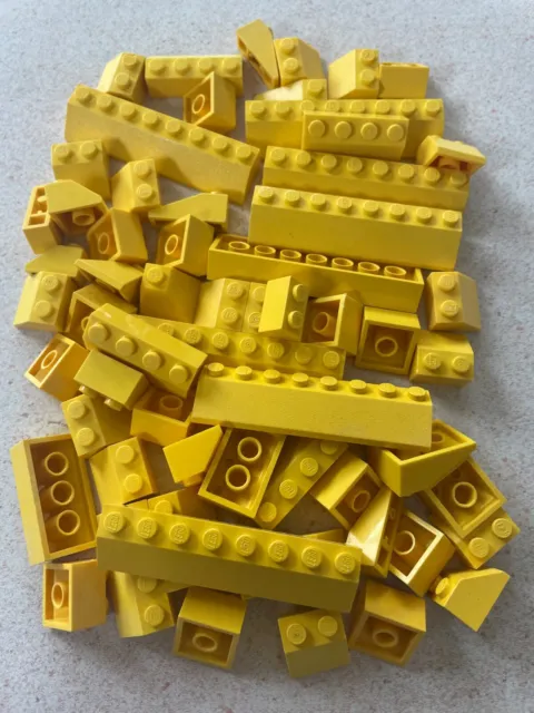 Lego: Lot de 75 Briques en pentes toitures inclinées Jaunes de toute dimension.