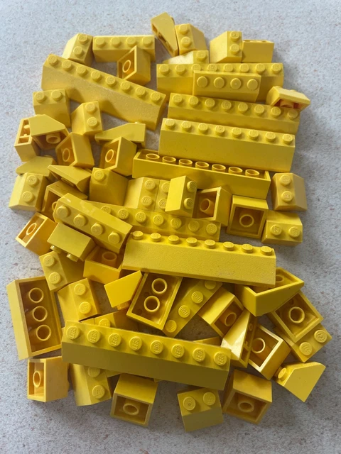 Lego: Lot de 75 Briques en pentes toitures inclinées Jaunes de toute dimension.
