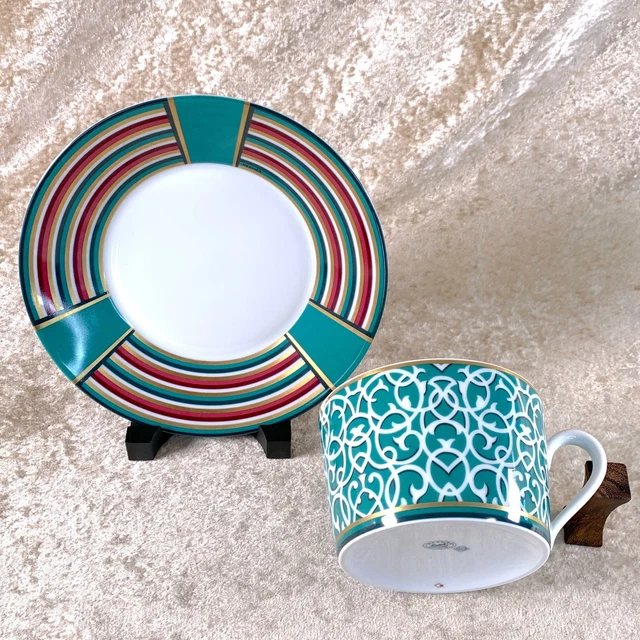 Paire de tasses à thé et leurs sous-tasses en p Paire de tasses à thé et leurs sous-tasses en p