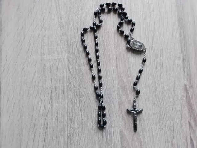 Cuentas de rosario católico con agua bendita en