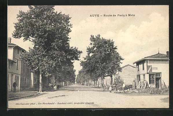 CPA Auve, Route de Paris à Metz, vue de la rue
