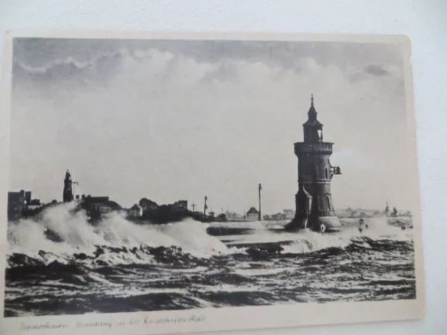 Der Zeitball im Eingang des Hafens Bremerhaven mit Pingelturm bei schlechtem