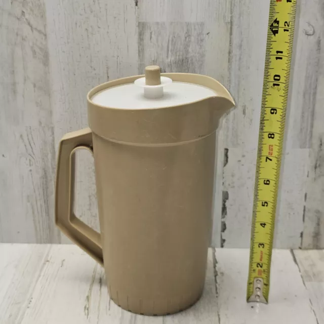 https://www.picclickimg.com/oekAAOSwUtBlSoFo/Vintage-Tupperware-Pitcher-800-3-With-Push-Button-Lid.webp