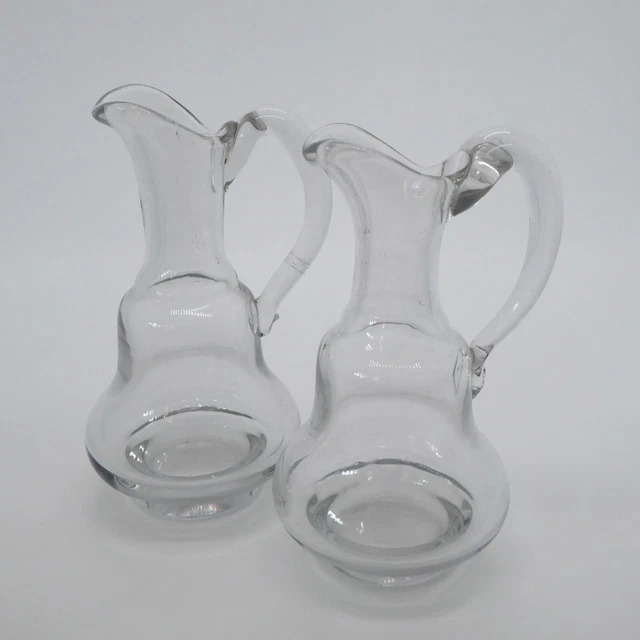 Paire de petites carafes en verre