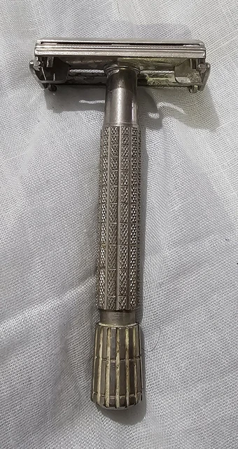 Late 1950's Gillette Rocket safety razor man Flare Tip Opening Twist Open