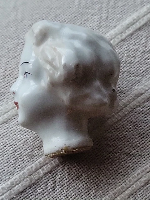 Grande tête de poupée sur présentoir antique main image 1