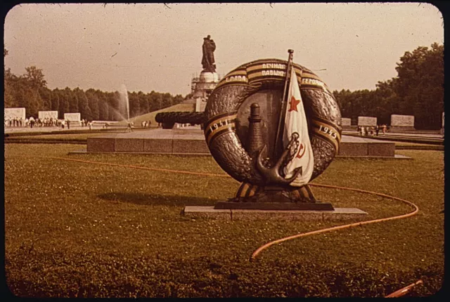 BERLIN PRIV. ORIG. FARBDIA DIA 1960er SOVIET EHRENMAL TREPTOWER PARK