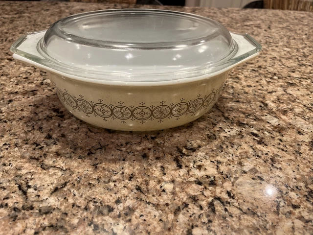 Pyrex 1968 Gold Medallion #045 2 1/2 Quart Casserole Promotional Piece W/Lid
