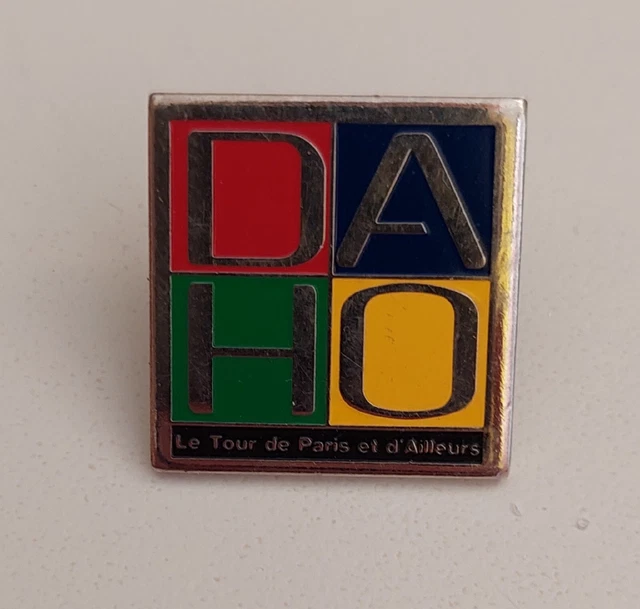 Etienne Daho. Pin's " Le Tour De Paris Et D'ailleurs" Objet En Parfait État. Etienne Daho. Pin's " Le Tour De Paris Et D'ailleurs" Objet En Parfait État.