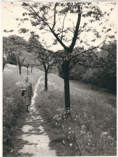 ÜÜ194 FOTO großformat -  BORSBERG BEI DRESDEN -  JAHR 1957 - FRAU MIT HANDTASCHE