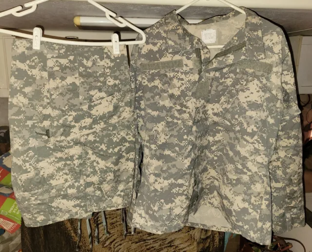 US Army /ACU -Digital Camo Coat & Pants Combat- Set- Size..  SMALL- REGULAR