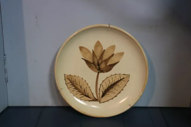 ASSIETTE ANCIENNE CÉRAMIQUE AU DÉCOR DE FLEUR MARRON 22.2 cm Signée
