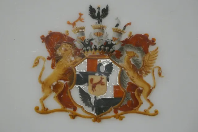 Porzellaneller mit Wappen ADELSGESCHLECHT GRAFEN VON VOSS, 19. Jhdt., Monogramm