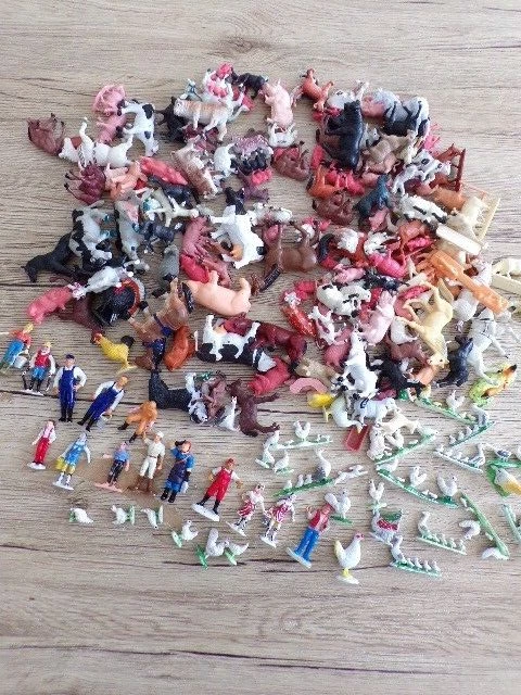 GROS LOT + DE 200 FIGURINES animaux de la ferme + personnages fermiers