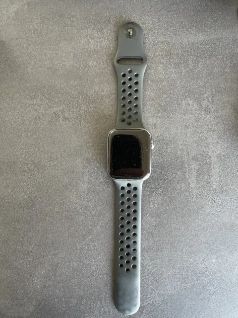 Apple Watch Series 6 Nike 44mm Space Grau mit kurzem Sportarmband