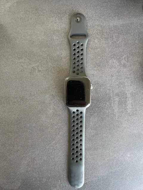 Apple Watch Series 6 Nike 44mm Space Grau mit kurzem Sportarmband
