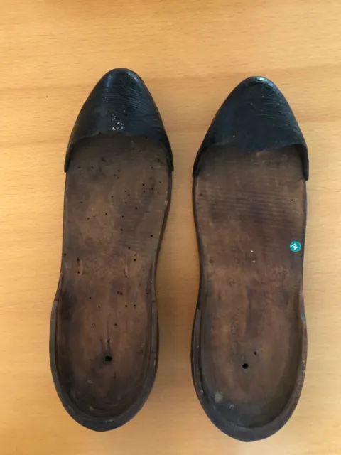 Anciennes chaussures & sabots en bois et cuir
