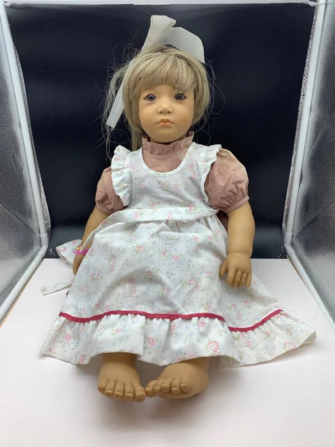 Poupée de collection en porcelaine - bon état sur Gens de Confiance