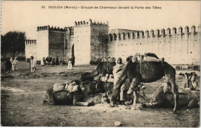 CPA AK MAROC OUDJDA Groupe de Chameaux devant la Porte des Tetes (31090)