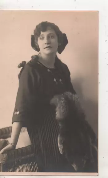 cpa.photographie.femme assise collier de perles peau de renard