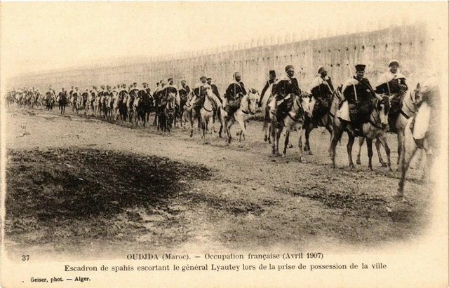 CPA AK MAROC OUDJA - Squadron des spahis escortan le G. Lyautey (219950)