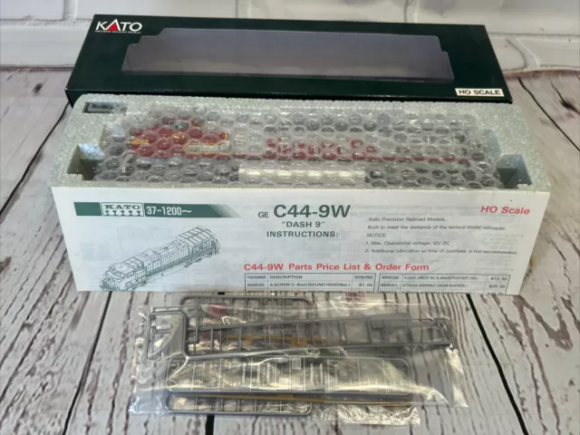 Kato 37-1204 HO Santa Fe GE C44-9W Diesel Locomotive dash9 #650