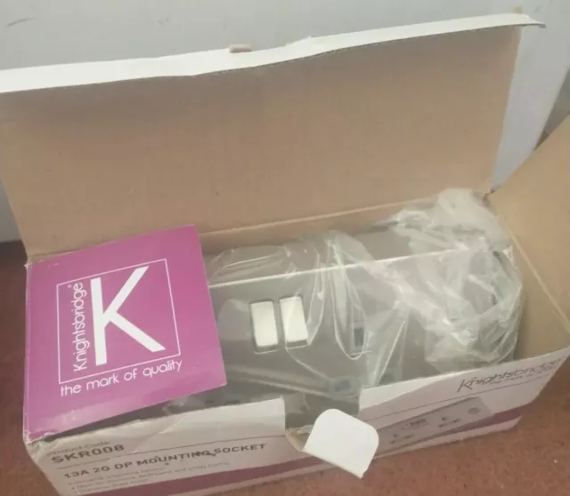 Toma de montaje Knightsbridge 13A 2G DP - acero inoxidable con inserto gris