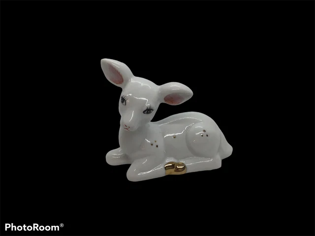 Vtg pretty White Sitting Deer Figurine.  Pre-owned Very Good Condition.