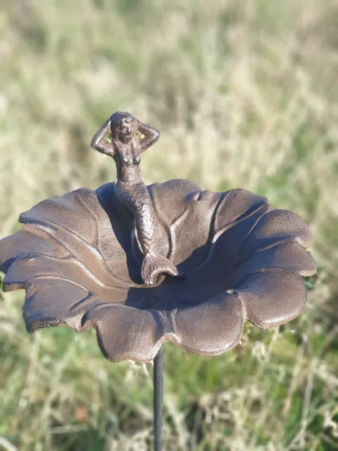 Gusseisen Vogeltränke mit Meerjungfrau auf Stab ( abnehmbar) Metall Garten Figur