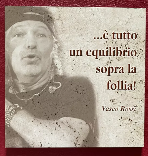 Targhetta In Legno Vasco Rossi 18 X 18 - …è Tutto In Equilibrio Sopra La Follia